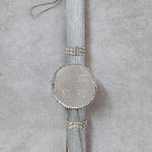 Χειροποίητη πασχαλινή λαμπάδα διακοσμημένη με  αλυσίδα στρας, γκλιτερ και  κωνσταντινάτο από ασημί καθρέφτη plexiglass.