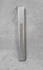 Χειροποίητη πασχαλινή λαμπάδα διακοσμημένη με λωρίδα από ασημί στρας.