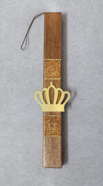 Χειροποίητη πασχαλινή λαμπάδα διακοσμημένη με  αλυσίδα στρας, γκλιτερ και κορώνα από χρυσό καθρέφτη plexiglass.