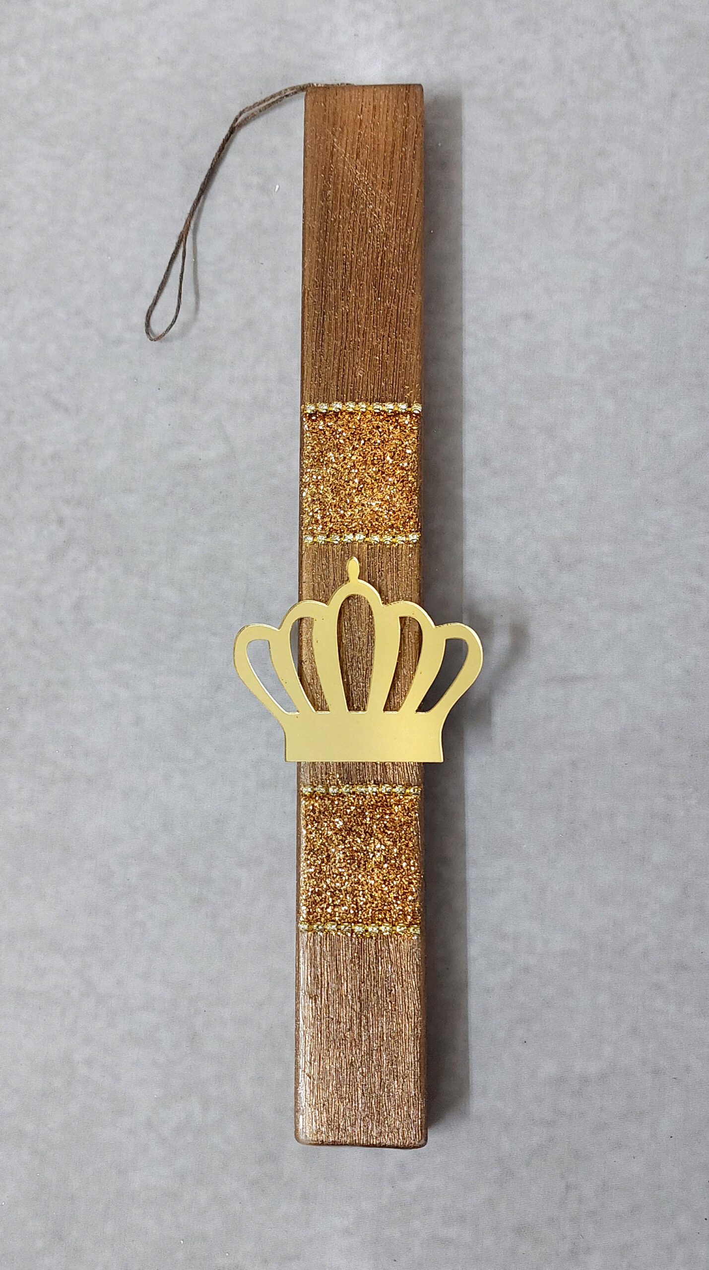 Χειροποίητη πασχαλινή λαμπάδα διακοσμημένη με αλυσίδα στρας, γκλιτερ και κορώνα από χρυσό καθρέφτη plexiglass.