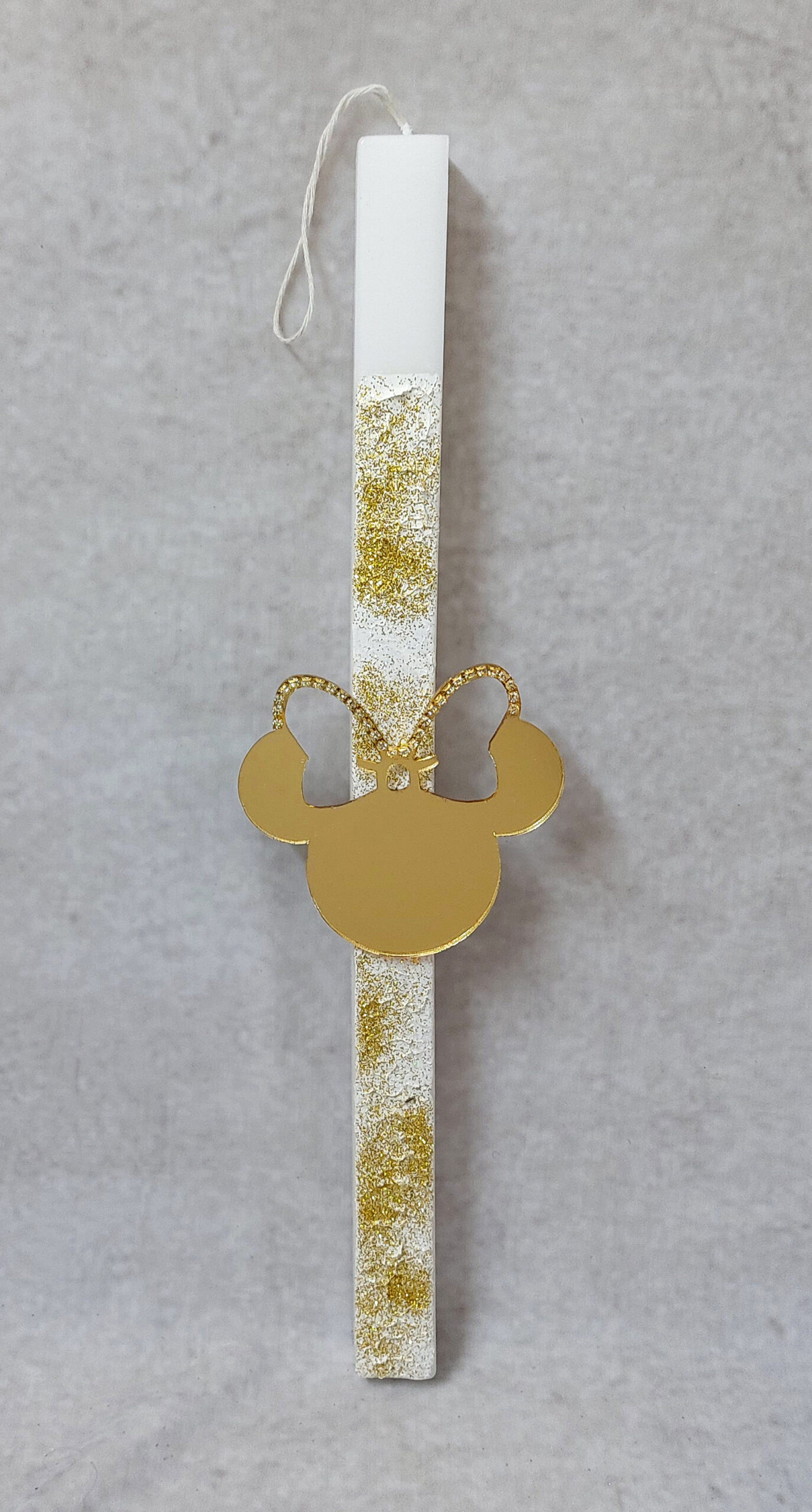 Χειροποίητη πασχαλινή λαμπάδα διακοσμημένη με αλυσίδα στρας, γκλιτερ και Μίνυ από χρυσό καθρέφτη plexiglass.