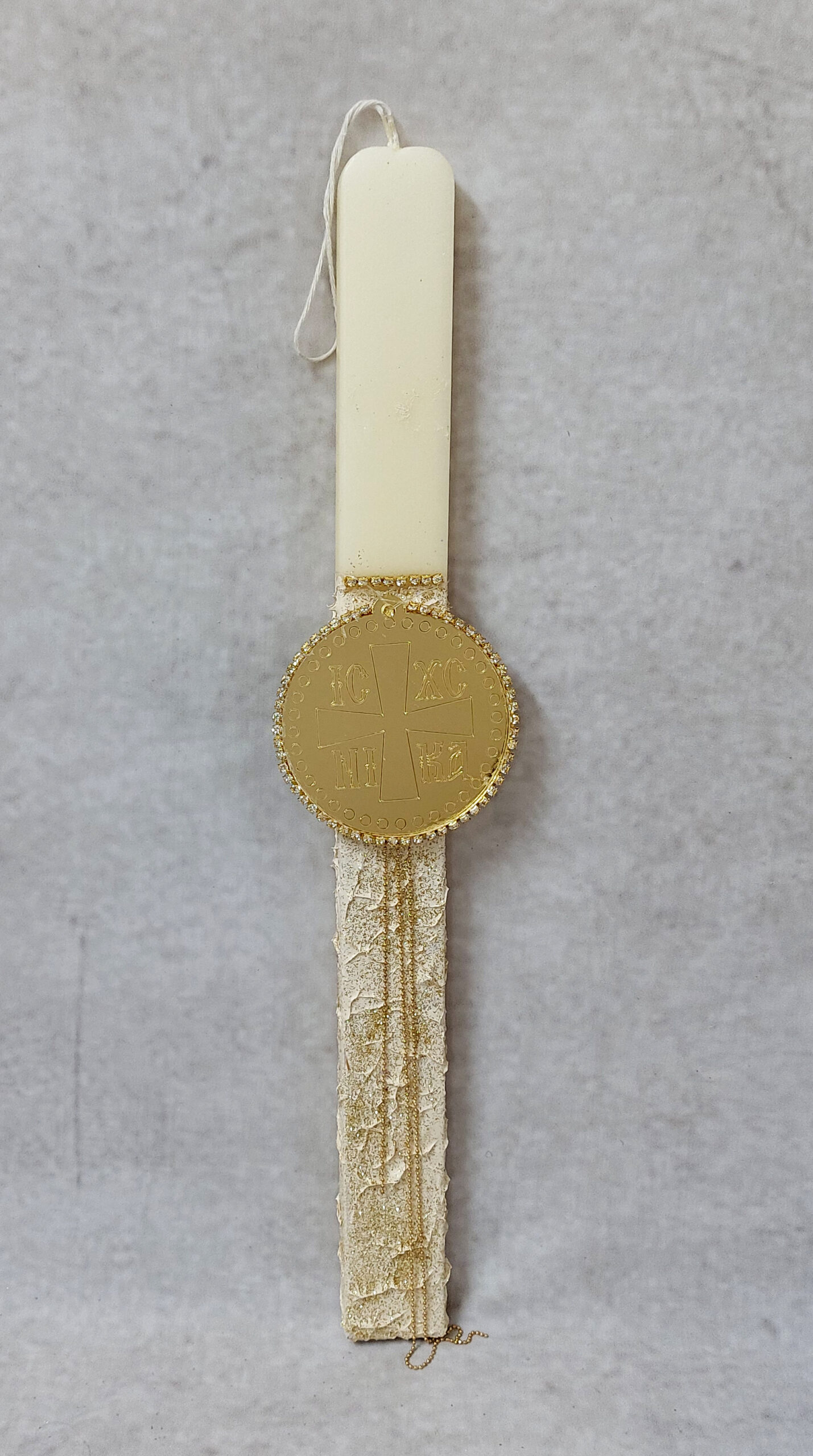 Χειροποίητη πασχαλινή λαμπάδα διακοσμημένη με αλυσίδα στρας, γκλιτερ και κωνσταντινάτο από χρυσό καθρέφτη plexiglass.