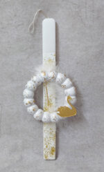 Χειροποίητη πασχαλινή λαμπάδα διακοσμημένη με γκλιτερ, πούπουλα και κεραμικό στεφάνι με κύκνο από χρυσό καθρέφτη plexiglass.