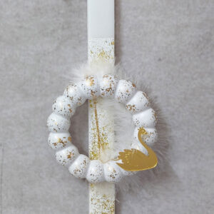 Χειροποίητη πασχαλινή λαμπάδα διακοσμημένη με γκλιτερ, πούπουλα και κεραμικό στεφάνι με κύκνο από χρυσό καθρέφτη plexiglass.