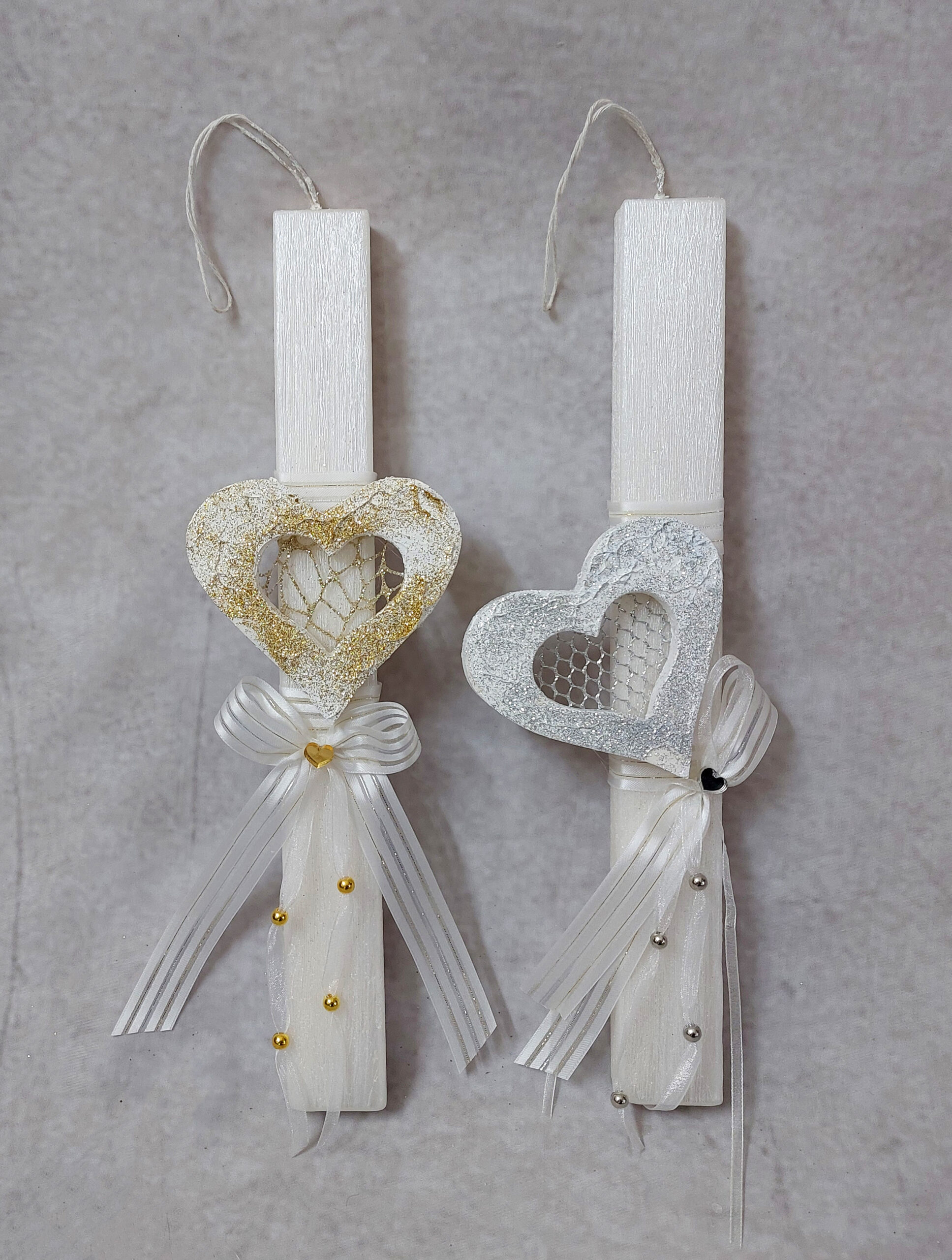 Χειροποίητη πασχαλινή λαμπάδα διακοσμημένη με χάντρες, κορδέλα, και γκλιτερ καρδιά από EVA.