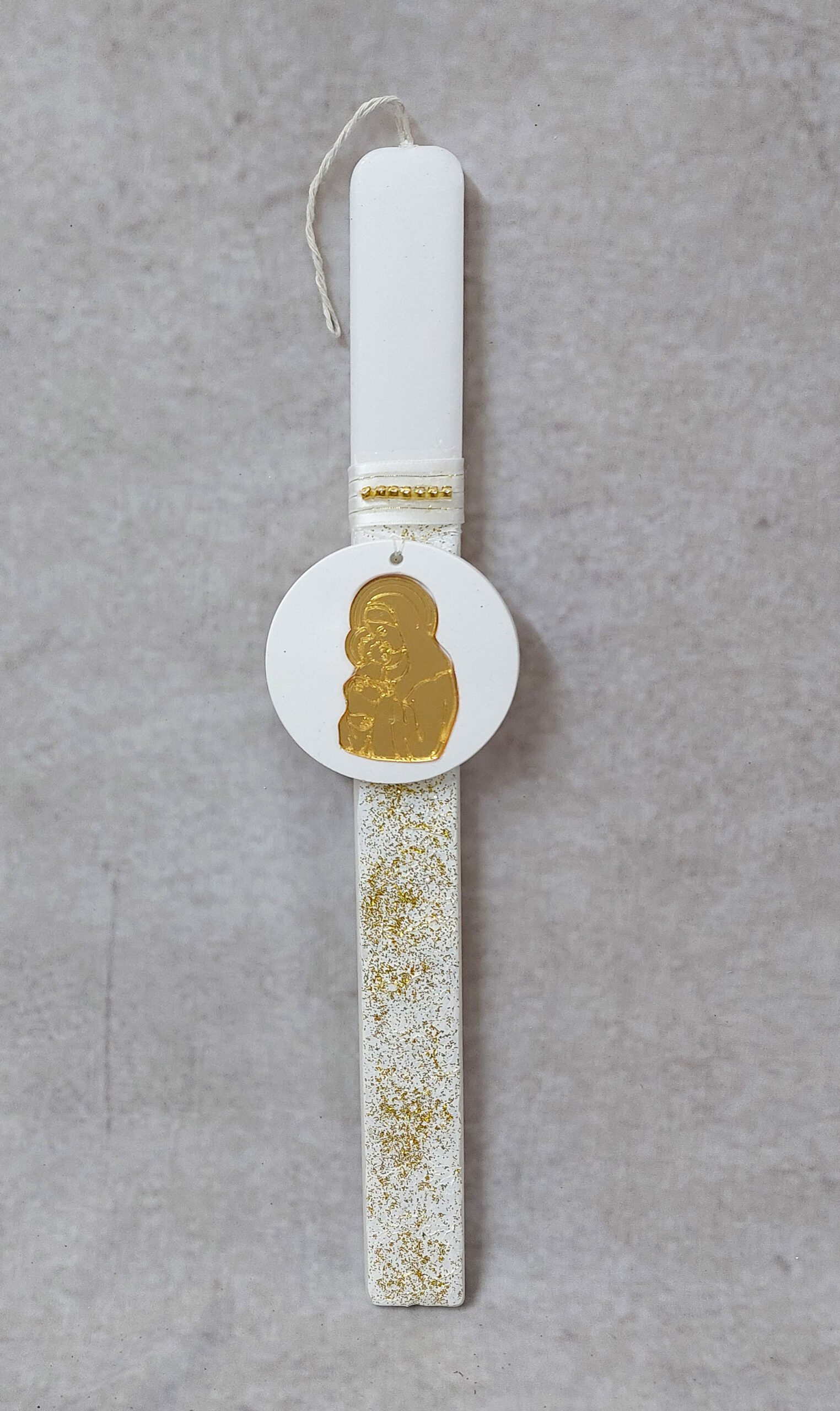 Χειροποίητη πασχαλινή λαμπάδα διακοσμημένη με αλυσίδα στρας, γκλιτερ και κεραμικό χωνευτό με την Παναγία και τον Χριστό από χρυσό καθρέφτη plexiglass.