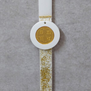 Χειροποίητη πασχαλινή λαμπάδα διακοσμημένη με  αλυσίδα στρας, γκλιτερ και κεραμικό χωνευτό με κωνσταντινάτο από χρυσό καθρέφτη plexiglass.