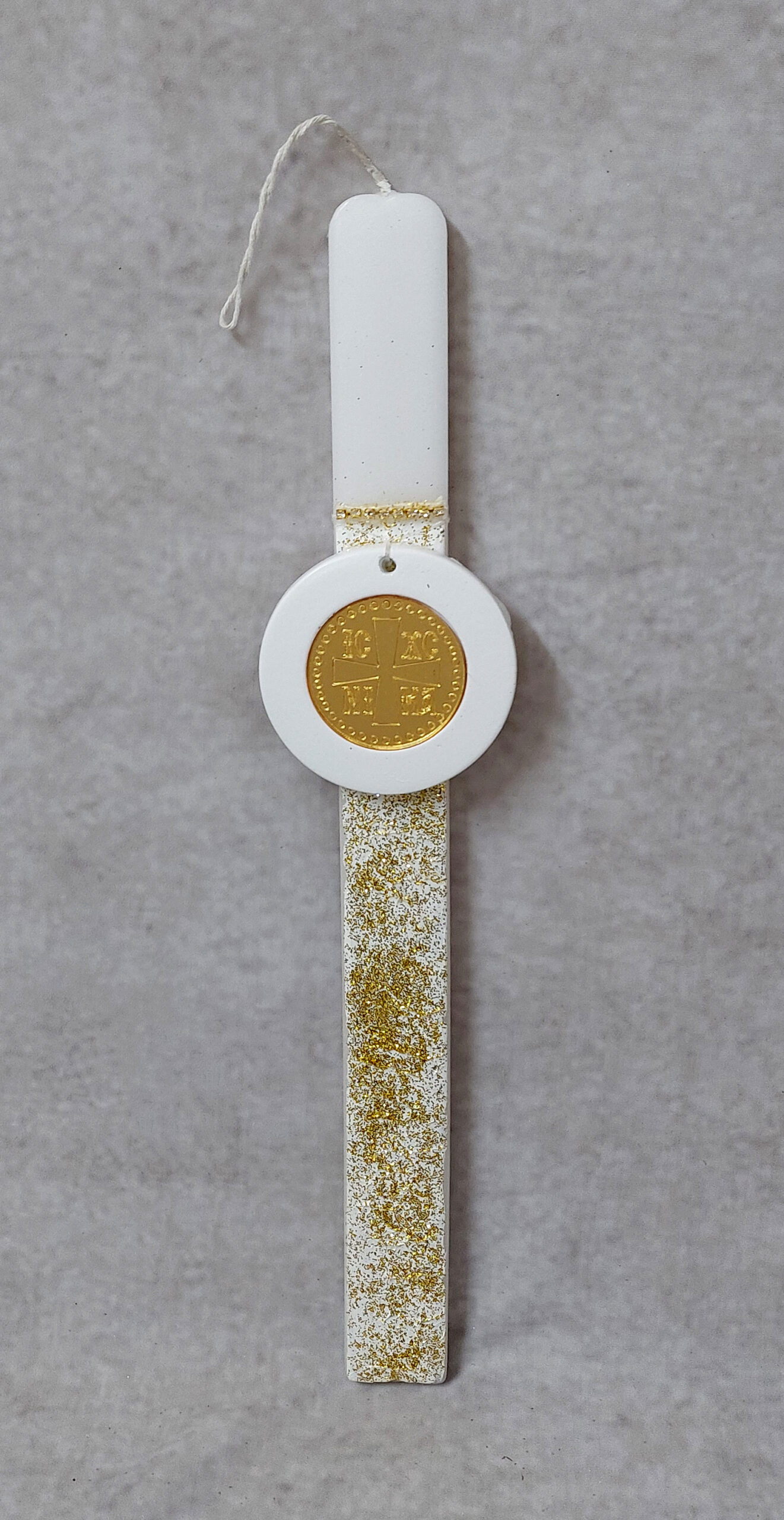 Χειροποίητη πασχαλινή λαμπάδα διακοσμημένη με αλυσίδα στρας, γκλιτερ και κεραμικό χωνευτό με κωνσταντινάτο από χρυσό καθρέφτη plexiglass.