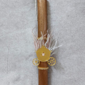 Χειροποίητη πασχαλινή λαμπάδα διακοσμημένη με πούπουλα, αλυσίδα στρας και άμαξα από χρυσό καθρέφτη plexiglass.