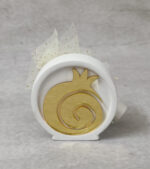 Προσκλητήριο – μπομπονιέρα γάμου κεραμικό διακοσμητικό με ρόδι από χρυσό καθρέφτη plexiglass.