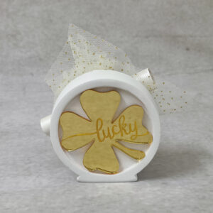 Προσκλητήριο – μπομπονιέρα γάμου κεραμικό διακοσμητικό με τριφύλλι από χρυσό καθρέφτη plexiglass.