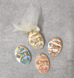 Μπομπονιέρα βάπτισης κεραμικό καρουζέλ δεμένη με εκρού γκλιτερ τούλι και χρυσή σατέν κορδέλα.