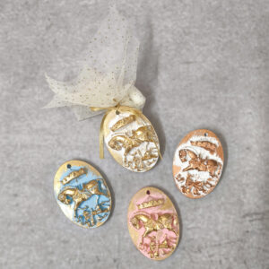 Μπομπονιέρα βάπτισης κεραμικό καρουζέλ δεμένη με εκρού γκλιτερ τούλι και χρυσή σατέν κορδέλα.