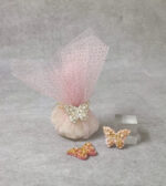 Μπομπονιέρα βάπτισης κεραμική πεταλούδα δεμένη με ροζ γκλιτερ τούλι και ροζ σατέν κορδέλα.