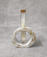 Μπομπονιέρα γάμου κεραμικό σε λευκές και χρυσές αποχρώσεις με γυάλινο σωλήνα.