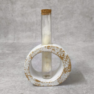 Μπομπονιέρα γάμου κεραμικό σε λευκές και χρυσές αποχρώσεις με γυάλινο σωλήνα.