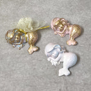 Μπομπονιέρα βάπτισης κεραμική γοργόνα δεμένη με χρυσή σατέν κορδέλα και εκρού γκλιτερ τούλι.