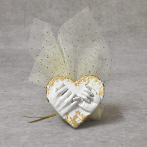 Μπομπονιέρα γάμου κεραμική καρδιά σε λευκό και χρυσό χρώμα με εκρού τούλι και  γκλιτερ.