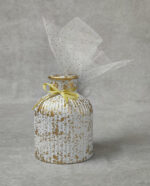 Μπομπονιέρα βάπτισης κεραμικό ανθοδοχείο σε λευκή και χρυσή απόχρωση.