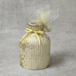 Μπομπονιέρα βάπτισης κεραμικό ανθοδοχείο σε εκρού και χρυσή απόχρωση.