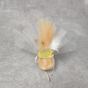 Μπομπονιέρα βάπτισης μαγνητάκι κύκνος από χρυσό καθρέφτη plexi glass.