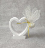 Μπομπονιέρα γάμου κεραμική καρδιά κηροπήγιο σε λευκή απόχρωση.