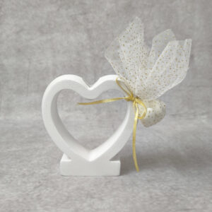 Μπομπονιέρα γάμου κεραμική καρδιά κηροπήγιο σε λευκή απόχρωση.