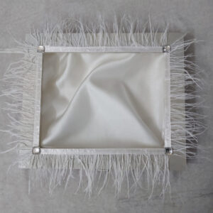 Ξύλινη στεφανοθήκη με σατέν επένδυση εσωτερικά και διακοσμητικά λευκά πούπουλα με στρας στο καπάκι.