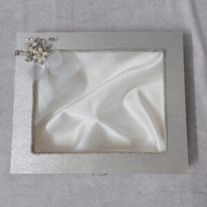 Ξύλινη στεφανοθήκη σε ασημί απόχρωση με επένδυση εσωτερικά και σχοινί με διακοσμητικό λουλούδι.