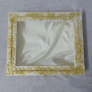 Ξύλινη στεφανοθήκη με σατέν επένδυση εσωτερικά και χρυσό glitter με χρυσή αλυσίδα με στρας στο καπάκι.