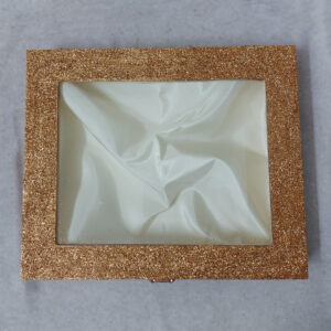 Ξύλινη στεφανοθήκη με σατέν επένδυση εσωτερικά και ροζ χρυσό glitter στο καπάκι.