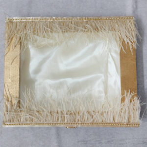 Ξύλινη στεφανοθήκη με σατέν επένδυση εσωτερικά και σοκολά φτερά με χρυσή αλυσίδα με στρας στο καπάκι.