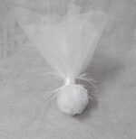 Μπομπονιέρα γάμου με λευκό τούλι, σατέν κορδέλα και πούπουλα.