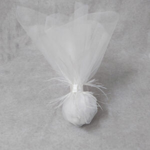 Μπομπονιέρα γάμου με λευκό τούλι, σατέν κορδέλα και πούπουλα.