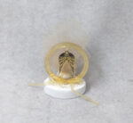 Μπομπονιέρα βάπτισης φτερά αγγέλου από χρυσό καθρέφτη plexi-glass σε βότσαλο.