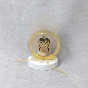 Μπομπονιέρα βάπτισης φτερά αγγέλου από χρυσό καθρέφτη plexi-glass σε βότσαλο.