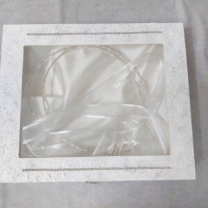 Ξύλινη στεφανοθήκη με σατέν επένδυση εσωτερικά και ασημί glitter με ασημί αλυσίδα με στρας στο καπάκι.