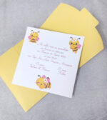 Προσκλητήριο βάπτισης με θέμα μέλισσα και κίτρινο φάκελο κουτάκι.