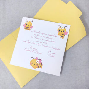 Προσκλητήριο βάπτισης με θέμα μέλισσα και κίτρινο φάκελο κουτάκι.