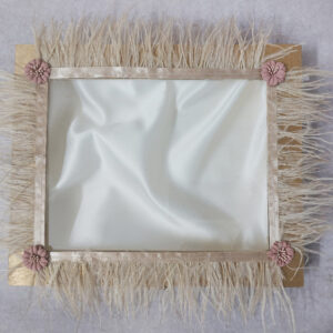 Ξύλινη στεφανοθήκη με σατέν επένδυση εσωτερικά και σοκολά φτερά και διακοσμητικα λουλουδια στο καπάκι.