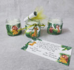 Προσκλητήριο - μπομπονιέρα βάπτισης κερί σε γυάλινο βάζο με θέμα Hakuna Matata - Lion King με το όνομα του μωρού και πάπυρο.