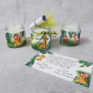 Προσκλητήριο - μπομπονιέρα βάπτισης κερί σε γυάλινο βάζο με θέμα Hakuna Matata - Lion King με το όνομα του μωρού και πάπυρο.