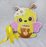 Ξύλινο βιβλίο ευχών βάπτισης εκτυπωμένο σε σχήμα μέλισσα και σατέν κίτρινη κορδέλα,