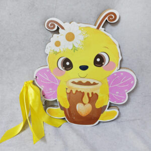 Ξύλινο βιβλίο ευχών βάπτισης εκτυπωμένο σε σχήμα μέλισσα και σατέν κίτρινη κορδέλα,