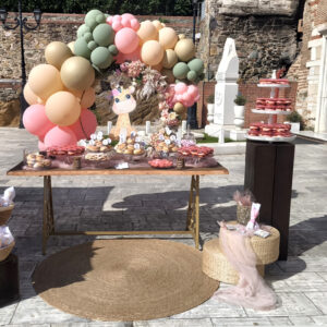 Στολισμός βάπτισης με θέμα καμηλοπάρδαλη.