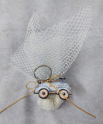 Μπομπονιέρα βάπτισης ξύλινο μπρελόκ με θέμα retro αυτοκινητάκι σε λευκό δίχτυ και λευκή οργάντζα.