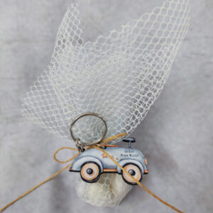 Μπομπονιέρα βάπτισης ξύλινο μπρελόκ με θέμα retro αυτοκινητάκι σε λευκό δίχτυ και λευκή οργάντζα.