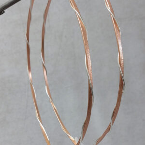 Επάργυρα, επιπλατινωμένα στέφανα γάμου με διπλή βέργα, μια rose gold διαμανταριστή και μια ασημί ματ.