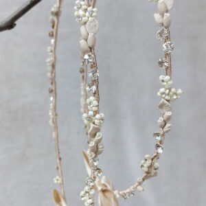 Χειροποίητα περίτεχνα στέφανα σε nude απόχρωση, με χειροποίητα πορσελάνινα λουλουδάκια και στρας swarovski.