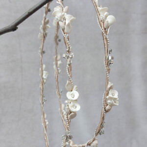 Χειροποίητα στέφανα σε nude απόχρωση, με χειροποίητα πορσελάνινα λουλουδάκια και στρας swarovski.